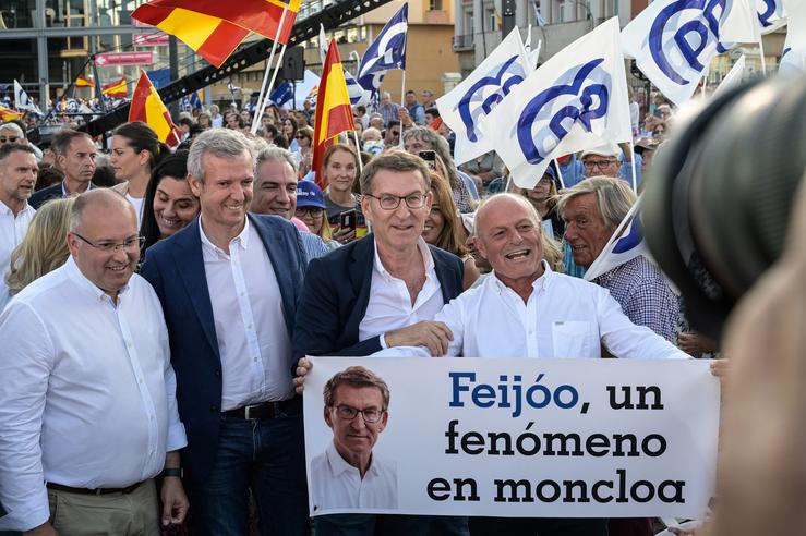 Rueda, Feijóo e Tellado no acto de peche de campaña da Coruña.. M. Dylan - Europa Press / Europa Press