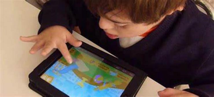 Neno usando unha tablet/ruvid.org