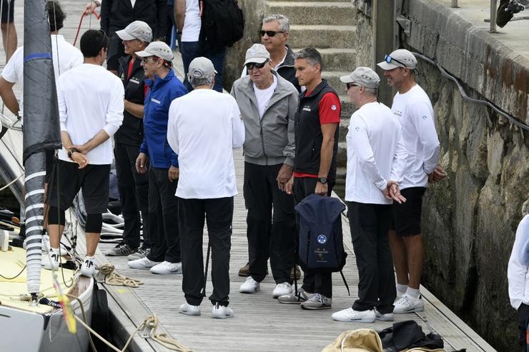 O Rei Juan Carlos á súa chegada ao porto deportivo, a 27 de xullo de 2023, en Sanxenxo, Pontevedra, Galicia (España).. José Oliva - Europa Press