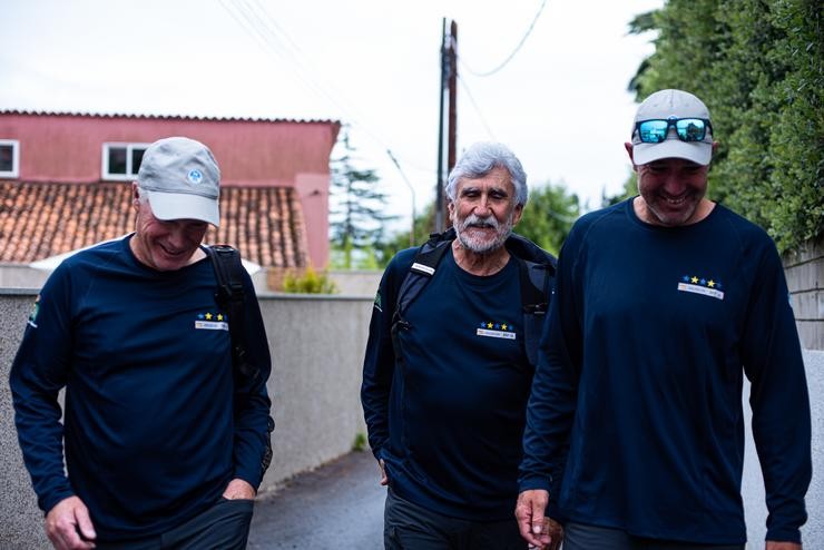Os tripulantes do Bribón á saída de casa de Pedro Campos, a 28 de xullo de 2023, en Sanxenxo, Pontevedra, Galicia (España).. Elena Fernández - Europa Press 