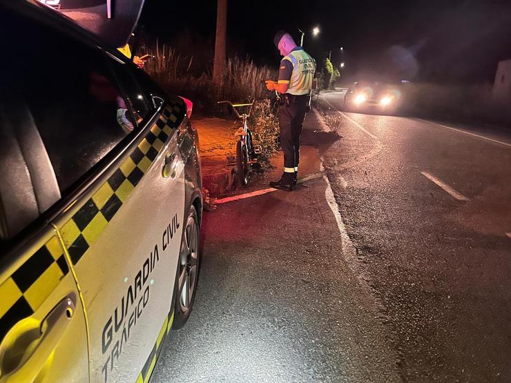 Interceptan a un veciño de Oza-Cesuras que circulaba pola estrada en bicicleta e positivo en THC. GARDA CIVIL A Coruña / Europa Press