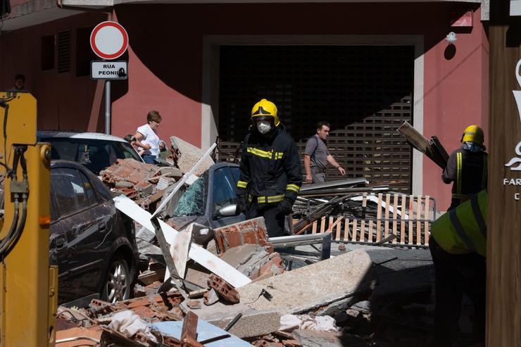 Un bombeiro nas inmediacións onde ocorreu unha explosión nun piso de Ordes / César Arxina
