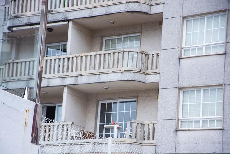 Vista do balcón desde o que catro mozos caeron ao ceder a varanda, en Sanxenxo / Elena Fernández