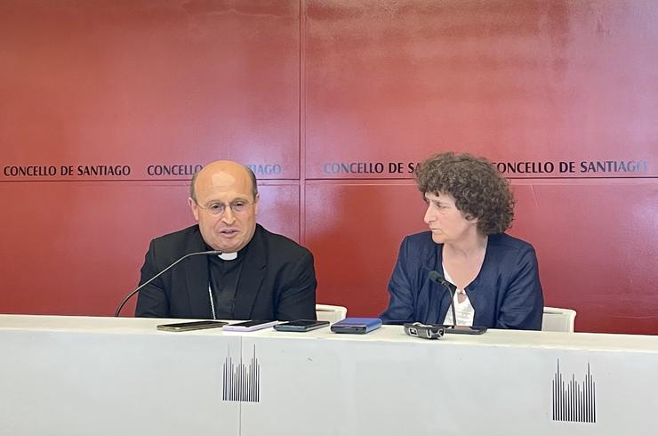 A alcaldesa de Santiago, Goretti Sanmartín, en rolda de prensa xunto ao arcebispo de Santiago, Francisco José Prieto.. CONCELLO DE SANTIAGO 