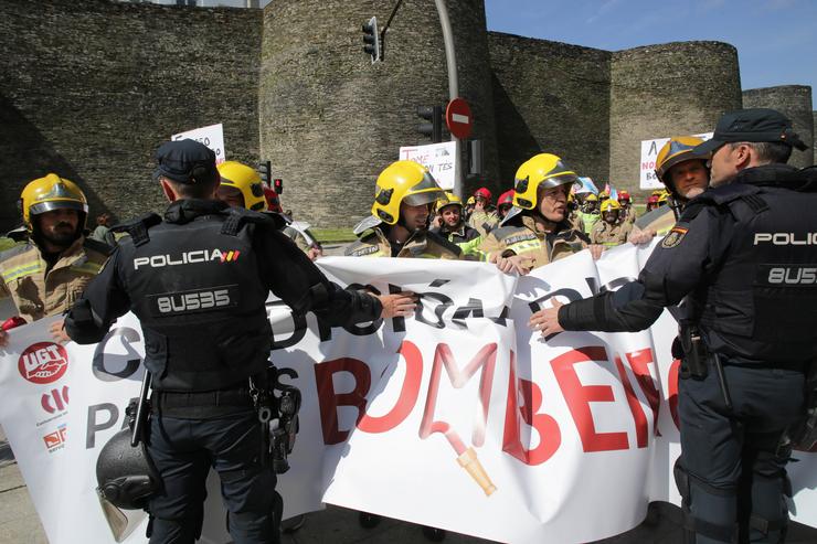 Arquivo - Antidisturbios da Policía durante a protesta de bombeiros de consorcios provinciais ao tentar colocar unha pancarta ante a sede da Xunta, a 23 de maio de 2023, en Lugo, Galicia (España). Os bombeiros de consorcios provinciais se manifi. Carlos Castro - Europa Press - Arquivo / Europa Press