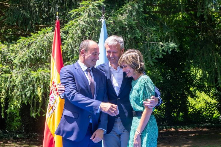 Toma de posesión do novo director de Turismo de Galicia, Manuel Merelles, acompañado do presidente da Xunta, Alfonso Rueda, e a directora saínte Nava Castro. XUNTA 