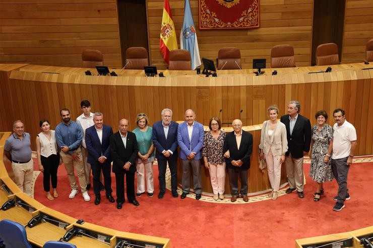 O presidente do Parlamento de Galicia, Miguel Anxo Santalices, xunto a unha delegación de Xuventude de Galicia-Centro Galego de Lisboa. PARLAMENTO DE GALICIA / Europa Press