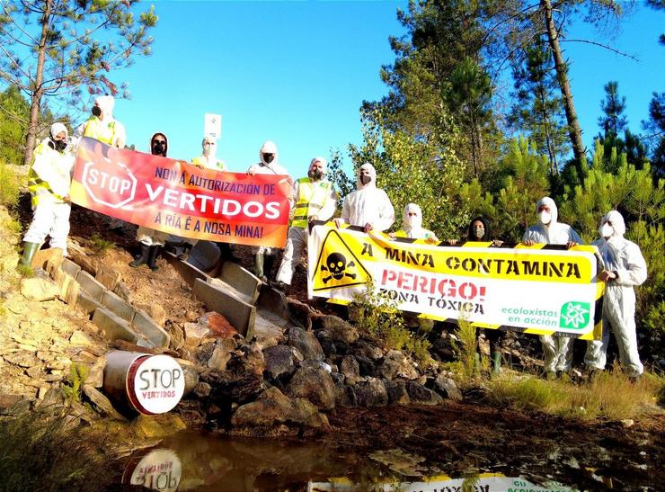 Integrantes de Ecoloxistas en Acción taponan unha das tubaxes da mina de san Fins / remitida