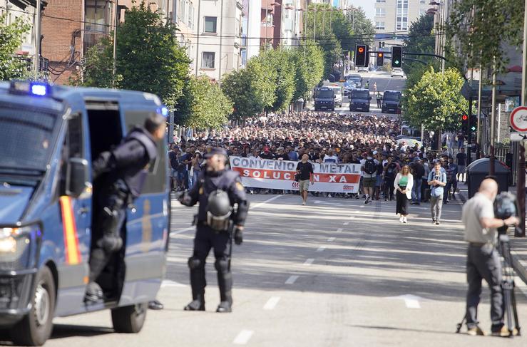 Centenares de persoas con pancartas durante unha manifestación en dirección a Stellantis, na quinta xornada da folga do metal, a 6 de xullo de 2023, en Vigo, Pontevedra, Galicia (España). Hoxe celébrase unha nova xornada de folga tras non haber nin. Javier Vázquez - Europa Press / Europa Press