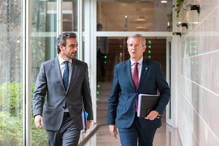 O vicepresidente primeiro da Xunta, Diego Calvo, e o presidente da Xunta, Alfonso Rueda, nos corredores de San Caetano 