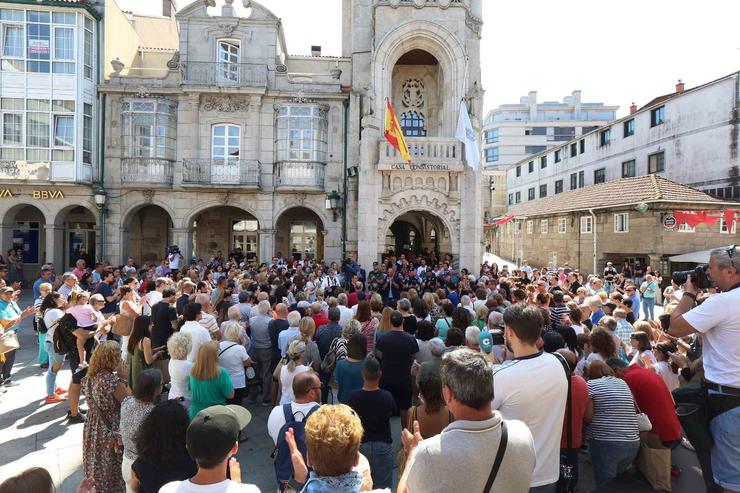 Concentración silenciosa ás portas do Concello do Porriño (Pontevedra) en recordo do menor que faleceu tras quedar esquecido durante horas nun coche, e en apoio á súa familia.. CONCELLO DO PORRIÑO / Europa Press