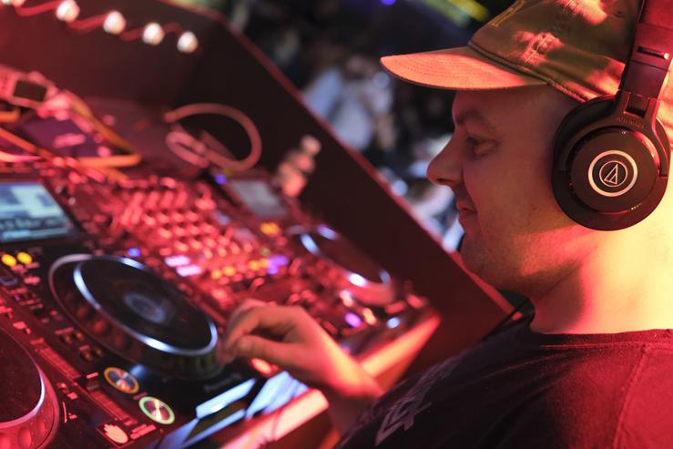 Carlos Pereiro 'Carlangas' ofrece un DJ set na Tómbola Vibra Mahou no festival Mad Cool.. VIBRA MAHOU 