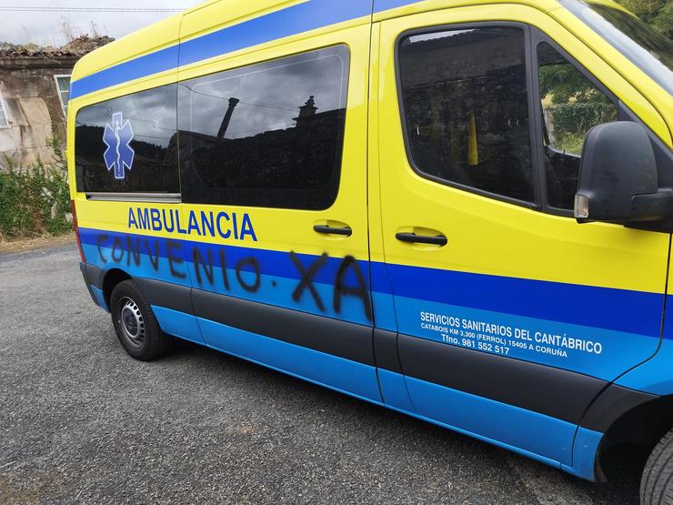 Ambulancia pintada tras os primeiros días de folga / Cedida