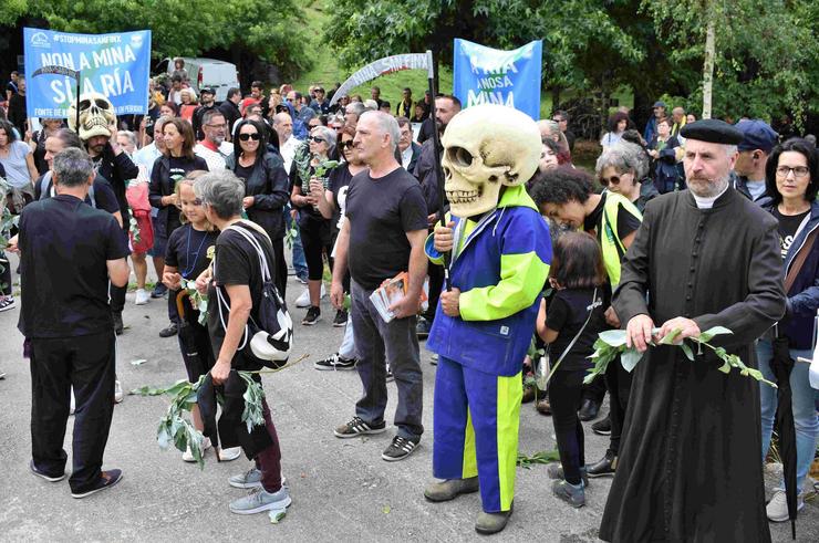 Varios centos de persoas mobilízanse en Noia contra a mina de San Finx 