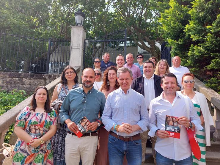 O candidato do PSOE ao Congreso pola provincia da Coruña, José Miñones, nun acto de campaña en Boiro / PSOE