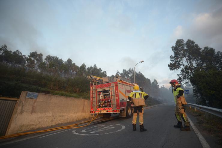 Bombeiros traballan para extinguir o lume / Gustavo da Paz - Europa Press