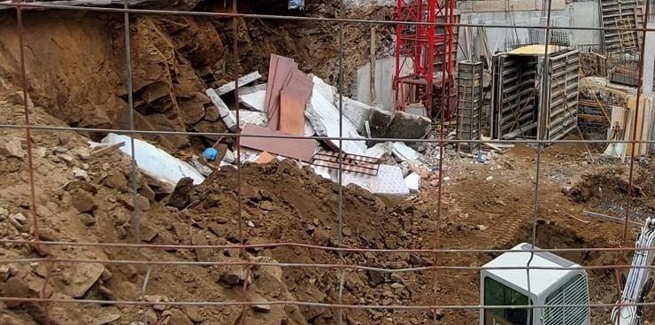 Cae un muro lindeiro na rúa do Coto, no barrio de Fontiñas, en Santiago de Compostela / CONCELLO DE SANTIAGO