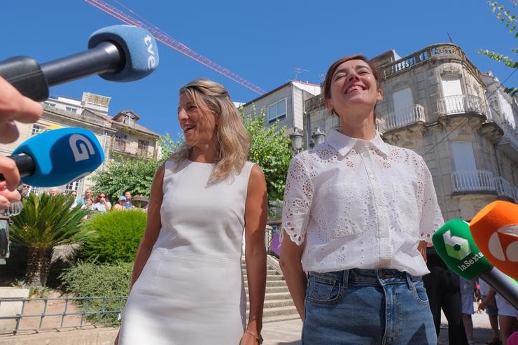 A vicepresidenta segunda do Goberno, Yolanda Díaz, ofrece declaracións aos medios de comunicación xunto á  portavoz de Sumar no Congreso, Marta Lois /  César Argina