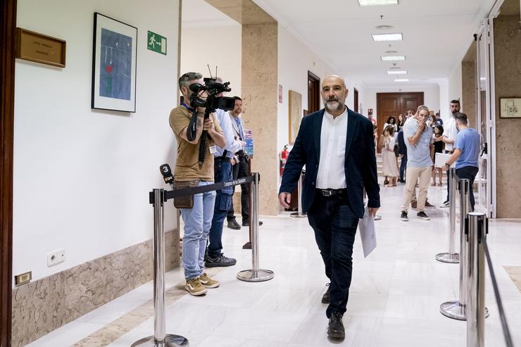 O deputado electo da formación galega, Néstor Rego, comparece ante os medios na sala de prensa do Congreso, a 10 de agosto de 2023, en Madrid / A. Pérez Meca