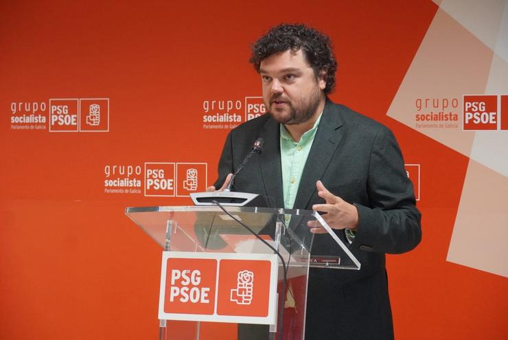 O deputado do PSdeG Julio Torrado en rolda de prensa 