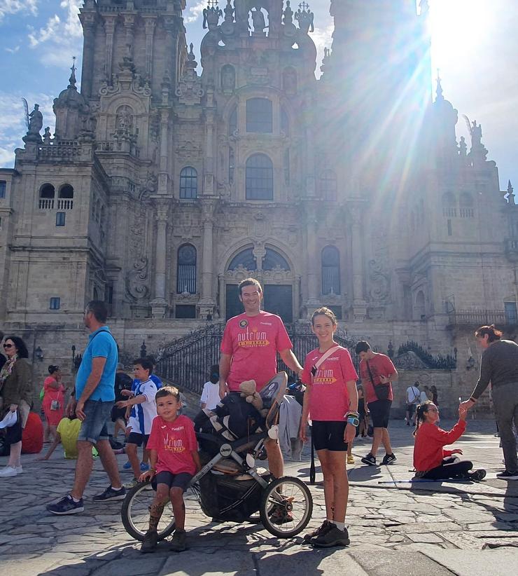 Enrique Ramos e os seus fillos Lola e Yago chegan ao Obradoiro desde Euskadi co obxectivo de recadar fondos contra esta enfermidade. NICOLÁS GÓMEZ CARBALLO / Europa Press