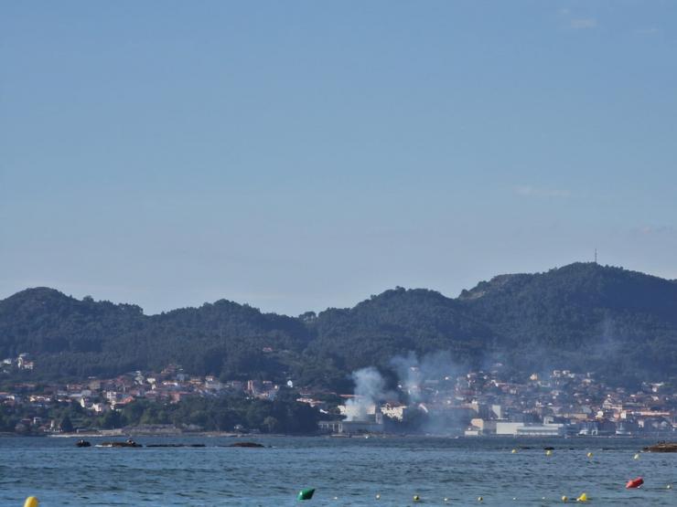 Incendio na contorna da antiga conserveira de Massó, en Cangas, visto desde Vigo / Arquivo