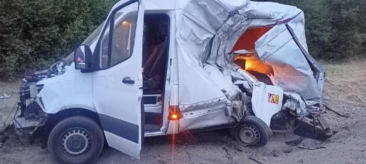 Furgoneta accidentada na A-6 en Lugo / GARDA CIVIL
