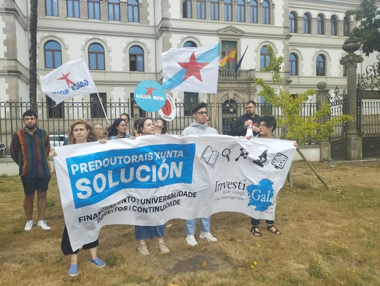 Membros da Rede Galega pola Investigación protestan por mellores condicións predoutorais ante a Xunta / THALES VALERIANI