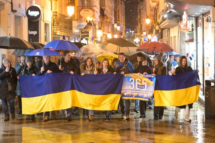Un grupo de persoas suxeitan bandeiras de Ucraína durante unha manifestación contra a invasión rusa de Ucraína / M. Dylan - Europa Press