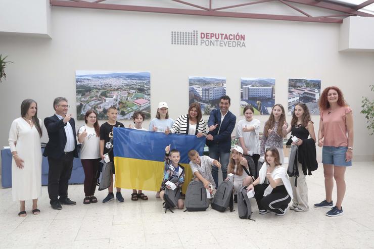 O presidente da Deputación de Pontevedra, Luis López, visitou este martes a un grupo de dez menores ucraínos que pasarán o mes de agosto nun campamento nas instalacións da Cidade Infantil Príncipe Felipe 