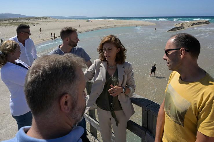 A conselleira de Medio Ambiente, Territorio e Vivenda, Ángeles Vázquez, na lagoa de Baldaio, en Carballo / XUNTA