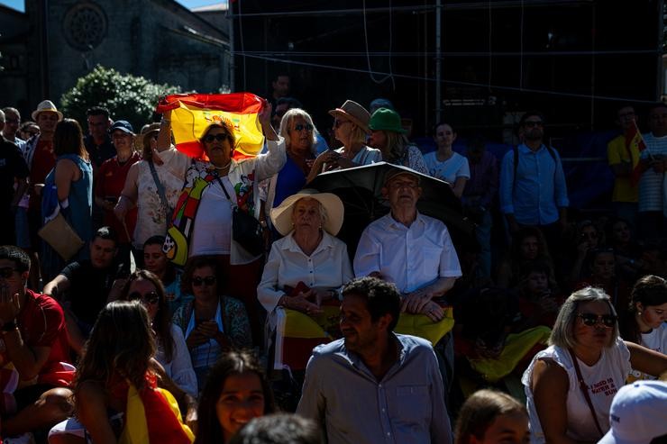 Centos de afeccionados ven a retransmisión da final do Mundial Feminino de Fútbol, na praza dá Ferrería, a 20 de agosto de 2023, en Pontevedra, Galicia.. Elena Fernández - Europa Press / Europa Press