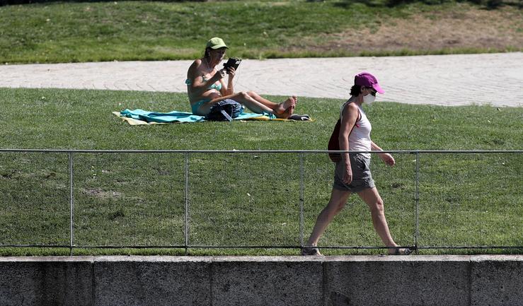 Arquivo - Dúas persoas soportan as altas temperaturas no Parque Madrid Río, a 29 de xullo de 2020.. Eduardo Parra - Europa Press - Arquivo / Europa Press