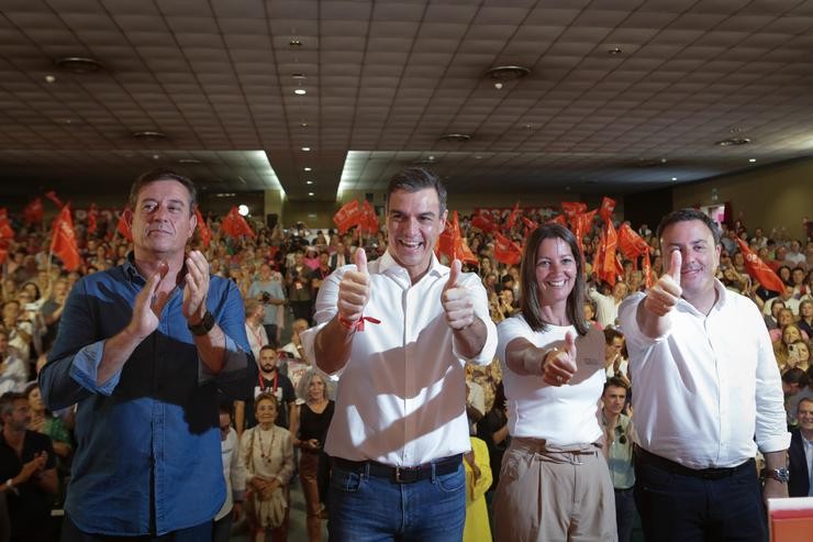 Besteiro, Pedro Sánchez, Lara Méndez e Formoso, nun acto en Lugo durante a pasada campaña electoral / Carlos Castro