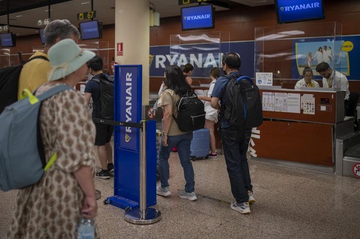 Arquivo - Varias persoas esperan ser atentidas nun portelo de Ryanair no Aeroporto Josep Tarradellas Barcelona-O Prat, a 8 de agosto de 2022, en Barcelona, Catalunya (España).  Renóvanse hoxe as novas xornadas de folga dos tripulantes d. Lorena Sopêna - Europa Press - Arquivo 
