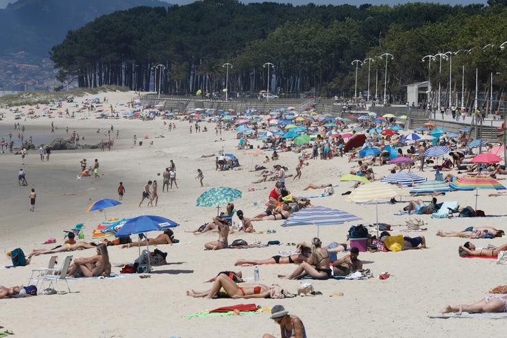 Arquivo - Varias persoas báñanse e toman o sol na praia de Samil, en Vigo, Pontevedra, Galicia (España). Marta Vázquez Rodríguez - Europa Press - Arquivo