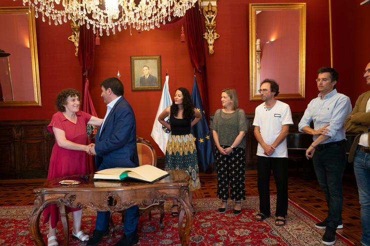 O delegado do Goberno en Galicia, Pedro Blanco, coa alcaldesa de Santiago, Goretti Sanmartín, na súa visita ao Concello de Santiago / DELEGACIÓN DO GOBERNO