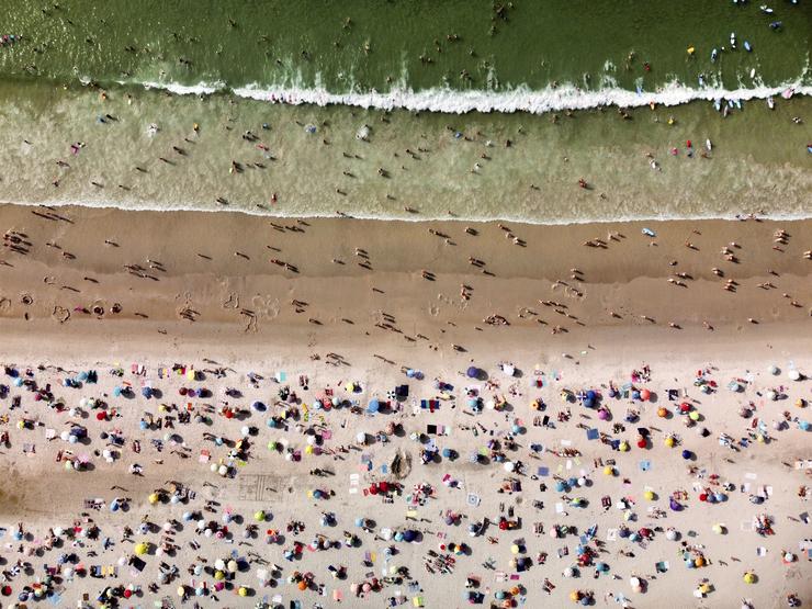 A Praia de Panxón chea de persoas durante a onda de calor 