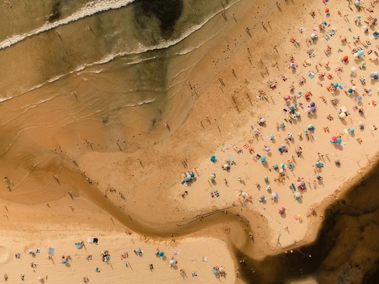 Imaxe aérea da praia de Panxón, a 22 de agosto de 2023, en Nigrán, Pontevedra, Galicia (España). A Xunta activou onte, 21 de agosto, a alerta por un episodio de calor esta semana, que se corresponde coa cuarta onda de calor do verán en España. En. Agostime - Europa Press / Europa Press