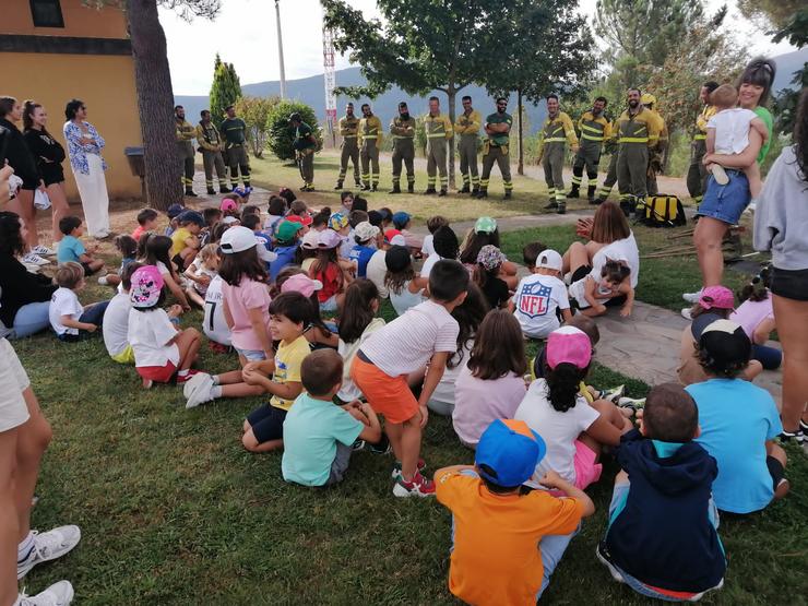 Os pequenos e pequenas atentos