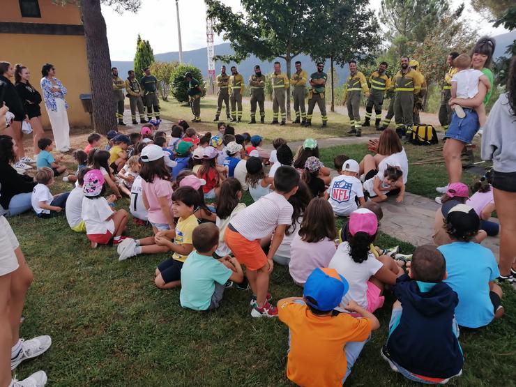 Os pequenos e pequenas atentos