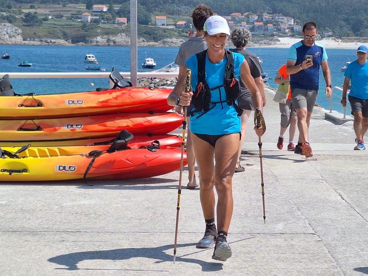 Maite Rojo entrando en Laxe na súa fazaña do Camiño dos Faros 