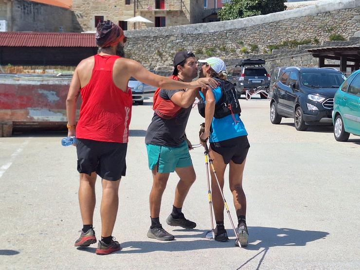 Maite Rojo saudando a algún dos corredores que a acompañaron no Camiño dos Faros 