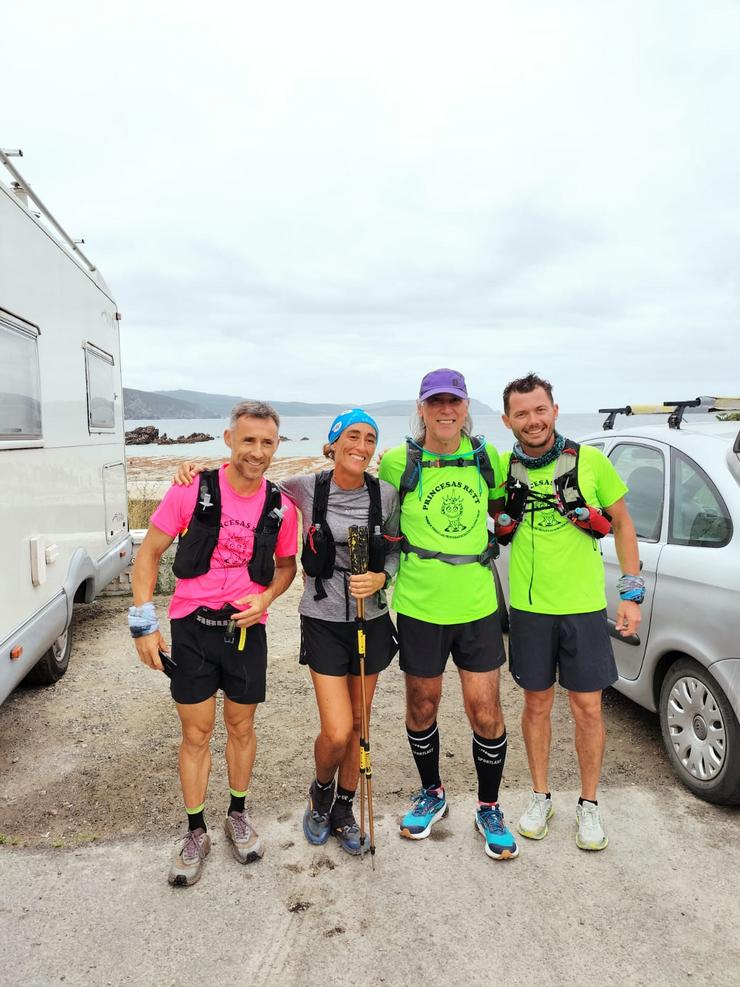 Maite Rojo con varios dos amigos corredores que a axudaron a correr o Camiño dos Faros 