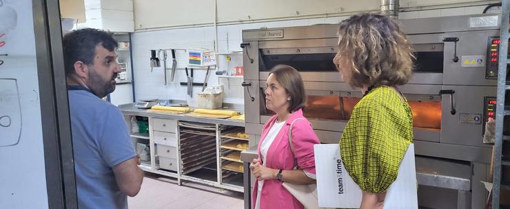 A directora da Axencia Galega de Innovación, Patricia Argerey,  visita a Panificadora Santa Cruz, en Oleiros 