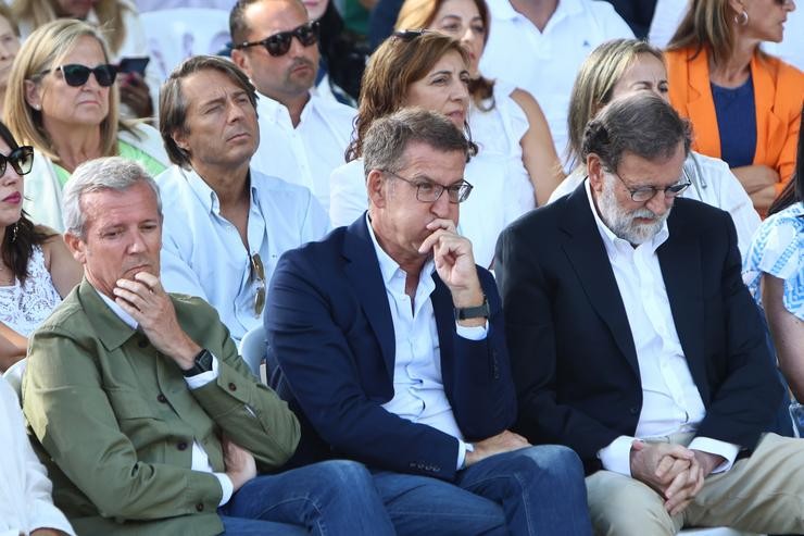 (I-D) O presidente da Xunta, Alfonso Rueda, xunto ao presidente do PP, Alberto Núñez Feijóo e ao expresidente do Goberno, Mariano Rajoy, no acto de inicio do curso político no castelo de Soutomaior (Pontevedra), a 27 de agosto de 2023.. Agostime - Europa Press 