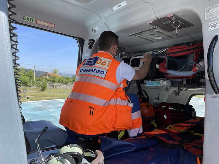 Un enfermeiro nun dos helicópteros medicalizados de Urxencias Sanitarias 061 Galicia que acudiu a un accidente / Europa Press / Europa Press