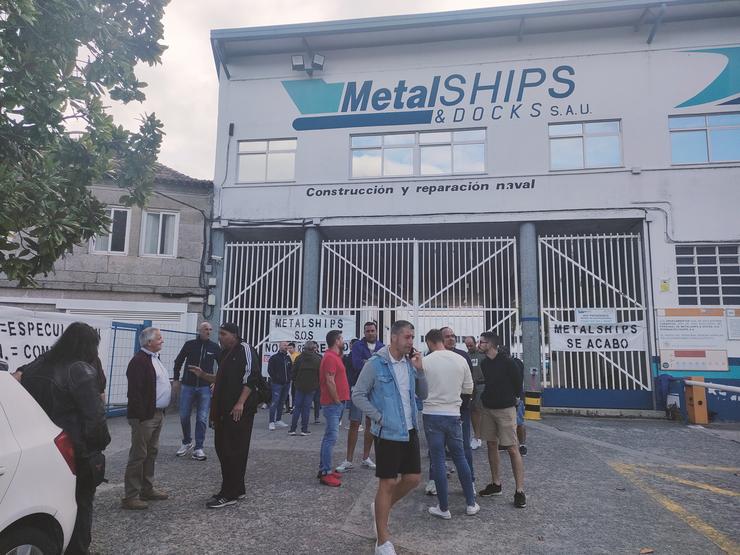 Traballadores do estaleiro Metalships de Vigo, ás portas da empresa, na primeira xornada da folga indefinida convocada para denunciar o desmantelamento da empresa e os despedimentos, a 28 de agosto de 2023. / Europa Press