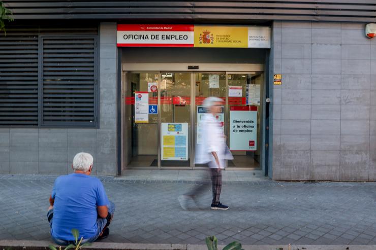 Un home pasa por diante da oficina do SEPE / Ricardo Rubio - Arquivo