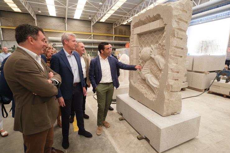 O presidente da Xunta, Alfonso Rueda, visita a Escola de Cantaría. XUNTA / Europa Press